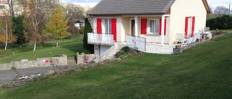 Les Volets Rouges
villa 4 personnes à la campagne chaîne des Puys
AYDAT Auvergne