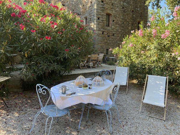 Terrasse 2 en continuité de la terrasse en pierres du petit moulin 