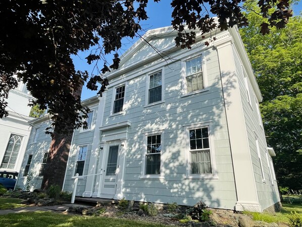 Welcome to the Franklin Guest House, Franklin's very first Airbnb (since 2014)!