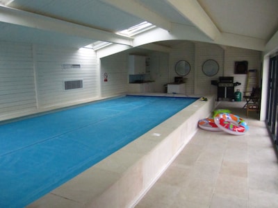 Thatch Cottage Just Outside of London.Indoor Pool. Sleeps 8
