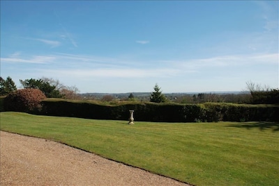 Thatch Cottage Just Outside of London.Indoor Pool. Sleeps 8