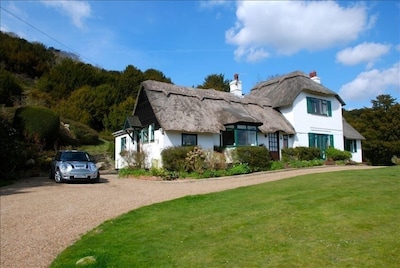 Thatch Cottage Just Outside of London.Indoor Pool. Sleeps 8