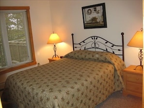 Queen bedroom, full bath, main level