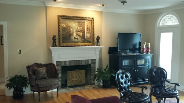 Spacious Living Room with fireplace
