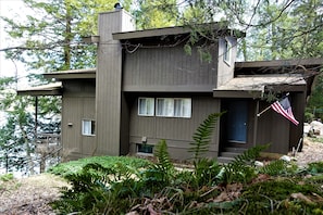 Drive in view of 6 split level family lake house
