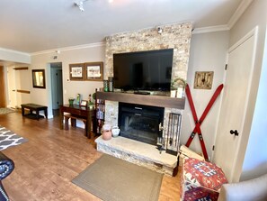 Wood Fireplace w/ Smart TV, Roku, DVD Library, Balcony, Main St & Mountain Views