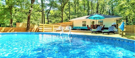 Pool ONLY open last weekend of Apr - Sep, HotTub open all year