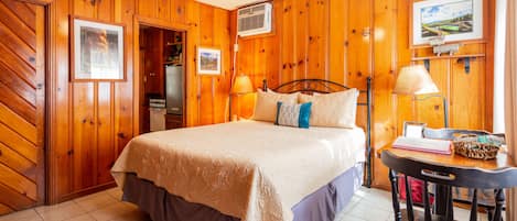 The Romantic River Oak Cabin.  New Queen bed and bedding. Knotty pine.