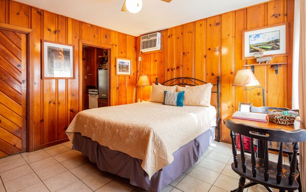 The Romantic River Oak Cabin.  New Queen bed and bedding. Knotty pine.