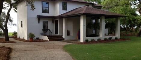 Pea gravel Entrance to Home