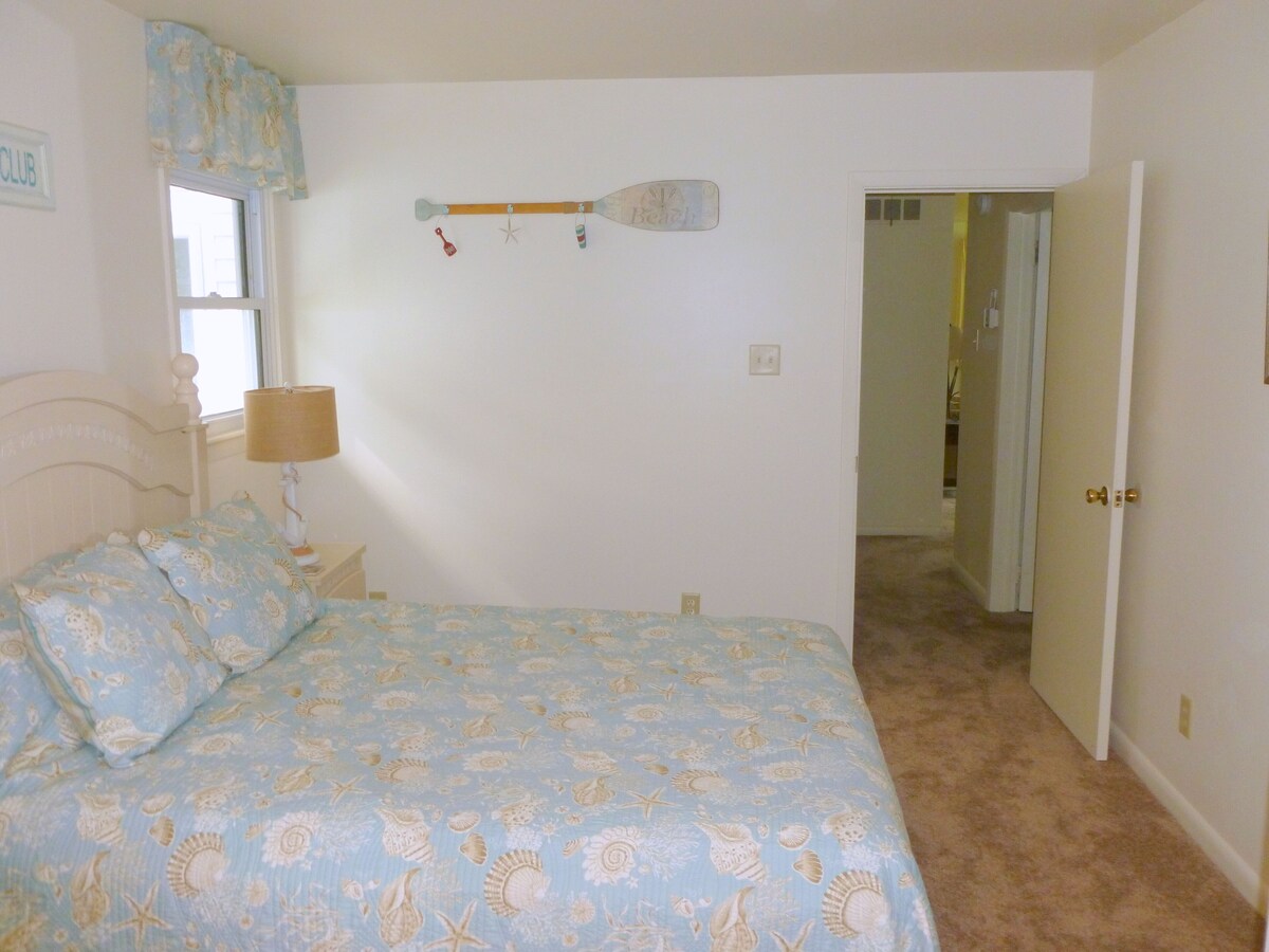 10 mins to Ocean City beach & more… 2 bdrm 2 bath, LRm, FamRm. Skylights.