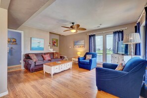 2265:  Sunny Living Area with pull-out sofa