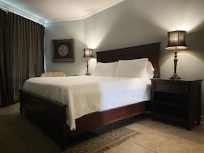 KING SIZE MAIN BEDROOM WITH EN-SUITE BATHROOM