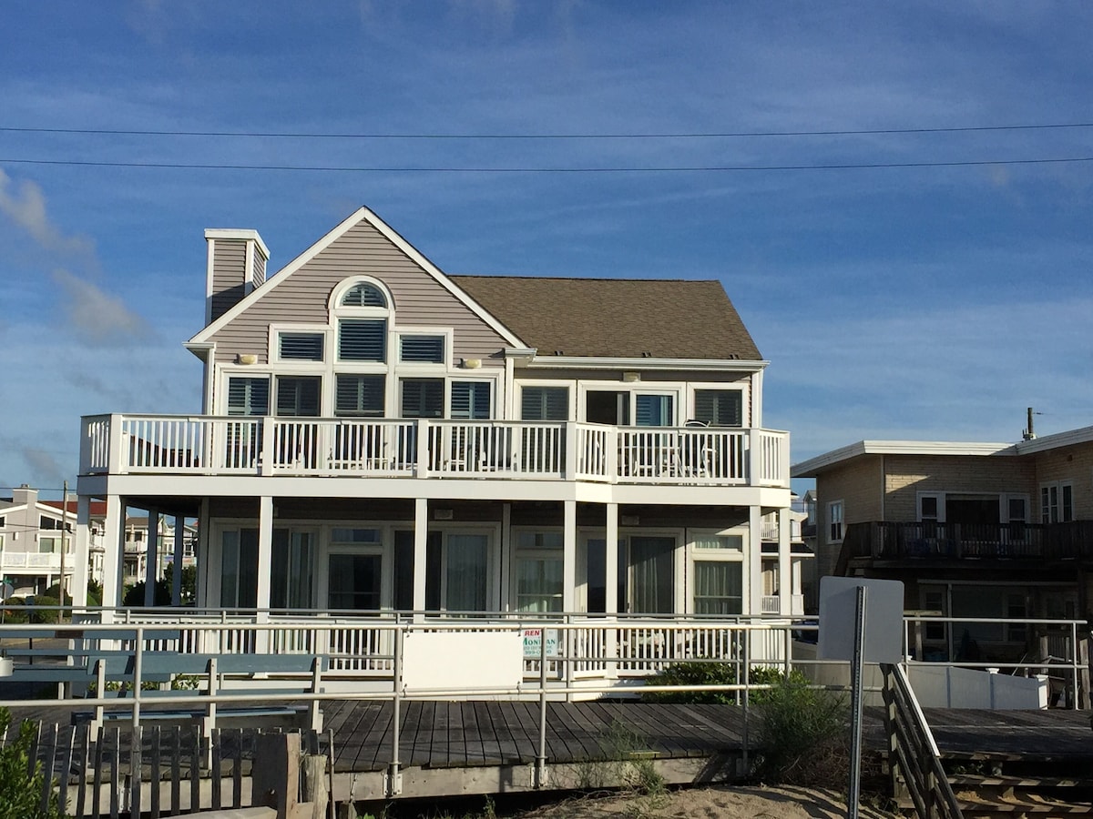 Gold Coast on the Boardwalk Ocean Front Panoramic Views 4 Bedrooms Jacuzzi