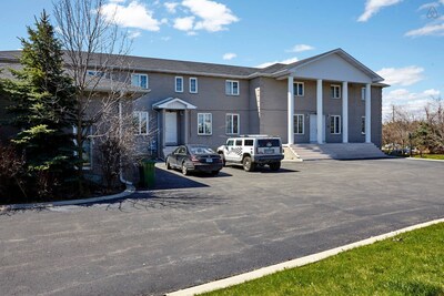 White House Canada-14 Bedrooms, 9 Washrooms on 3 Acres for 28 guests in Brampton