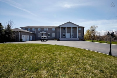 White House Canada-14 Bedrooms, 9 Washrooms on 3 Acres for 28 guests in Brampton
