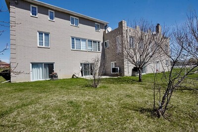 White House Canada-14 Bedrooms, 9 Washrooms on 3 Acres for 28 guests in Brampton