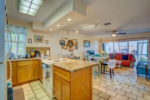Kitchen/dining room/ living room