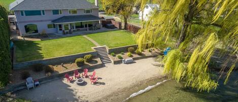 LakeShore Manor - 70 feet of private lake front!