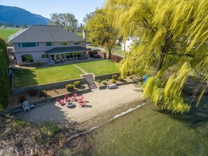 LakeShore Manor - 70 feet of private lake front!