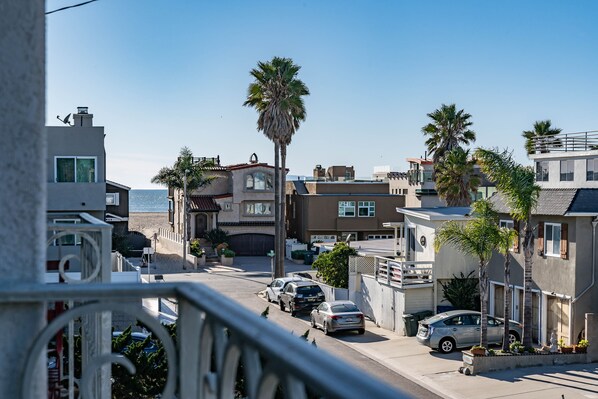 Ocean View from Balcony 5 houses to the sand 