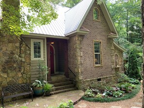 Enchanting stone cottage with all amenities!