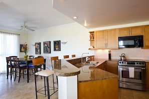 Fully equipped kitchen and dining area
