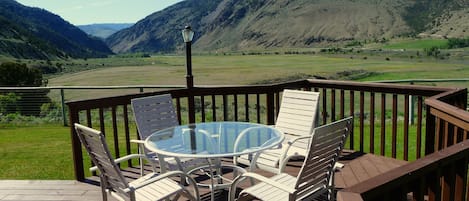 Yellowstone Vacation Home with great views of mountains and Yellowstone River 