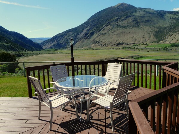 Yellowstone Vacation Home with great views of mountains and Yellowstone River 