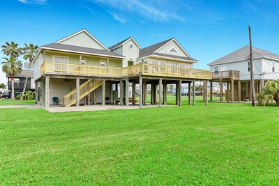 Large Pet-friendly House, 2-min Walk to Private Palm Beach