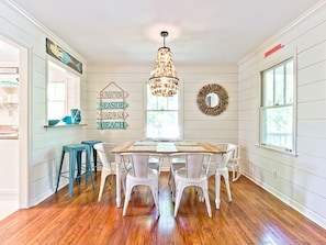 Coastal chic dining for eight!  