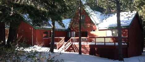 Tahoe Donner winter wonderland-easy access-plowed driveway and garage parking