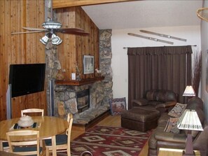 Spacious and Light Living/Diningroom with 20 ft vaulted ceilings and HDTV