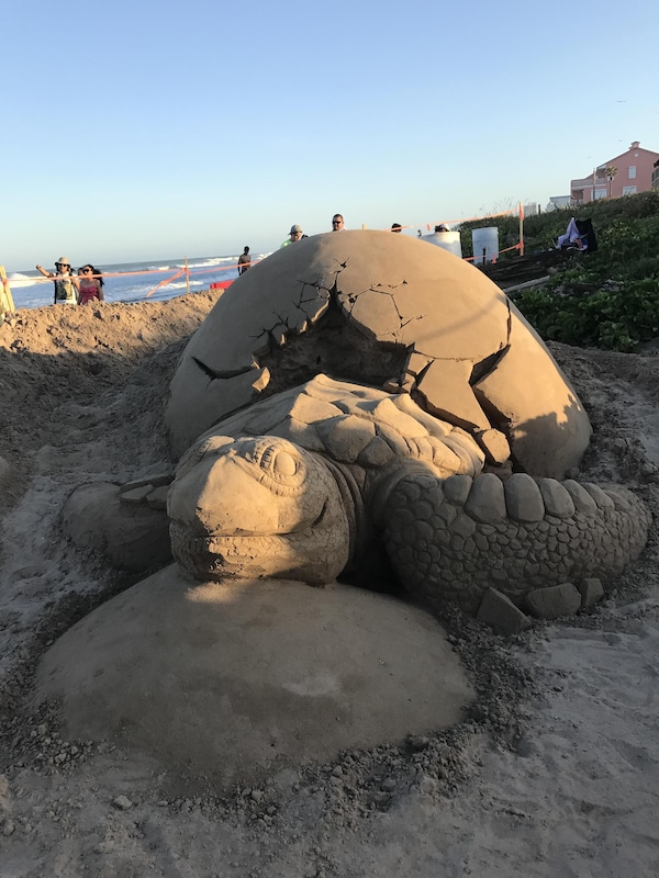 SAND ART IN FRONT OF WANNA WANNA BAR