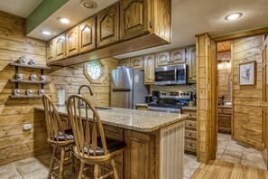 Pigeon Forge Cabin - "Grandpas Getaway" - Fully furnished kitchen and bar area