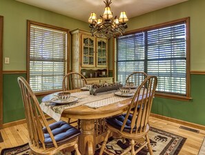 Pigeon Forge Vacation Rental - "Grandpas Getaway" - Dining area