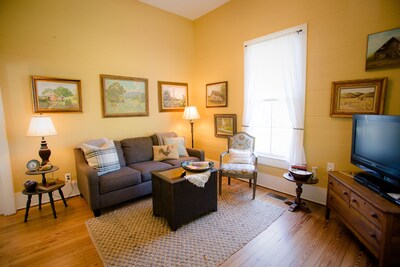 Chappell Hill - Private, charming and cozy cottage, walk to Downtown