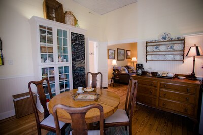 Chappell Hill - Private, charming and cozy cottage, walk to Downtown