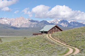 Spectacular Sawtooth Mountain Views in beautiful home only minutes from Stanley 