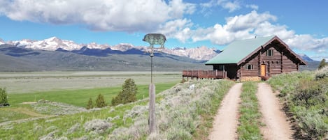 Spectacular Sawtooth Mountain Views in beautiful home only minutes from Stanley 