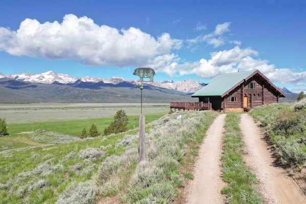 Spectacular Sawtooth Mountain Views in beautiful home only minutes from Stanley 
