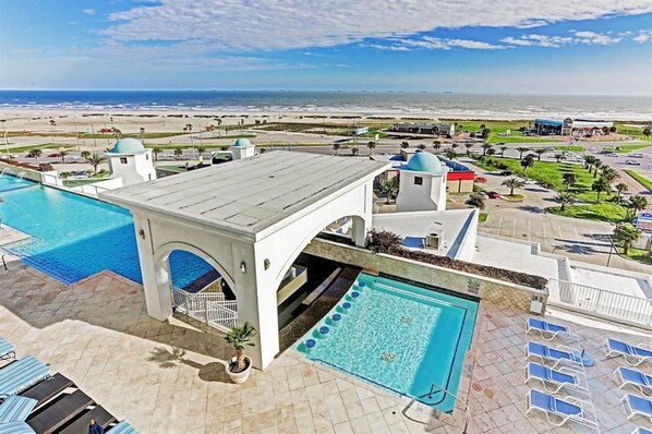 Sweeping view of Gulf of Mexico and 6th Floor pool/hot tub
