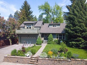 Lovely blooms all summer long...this is a perfect Bend getaway