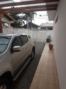 PERUÍBE PISCINA 100MT PRAIA/2SUíTES/GARAGEM 5 CARROS