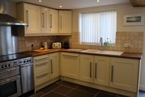 Spacious well equipped kitchen with Neff dishwasher & washing machine/drier
