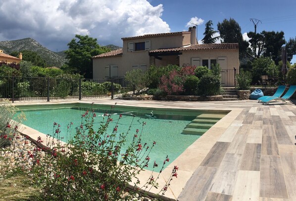 Maison + piscine avec vue sur la colline.