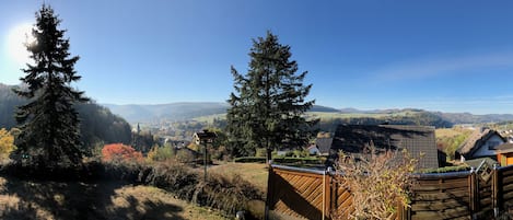 Panoramabild 180 Grad von der Terrasse vor dem Haus 