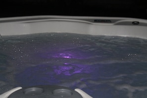 LED LIGHTED JACUZZI CHANGES COLORS