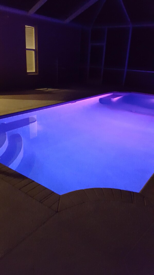 Large, heated, lighted and caged pool