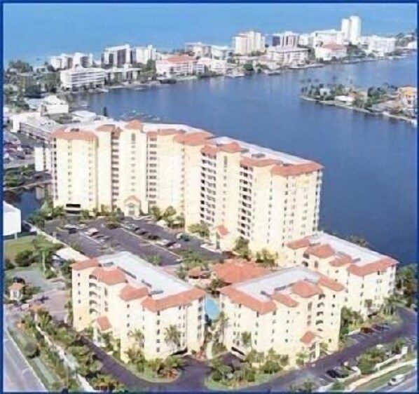 2 blocks from the beach with a beautiful view!